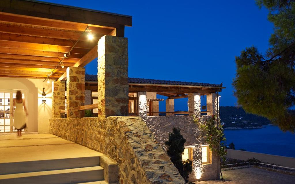 una casa con vistas al agua por la noche en Atrium Hotel, en Agia Paraskevi