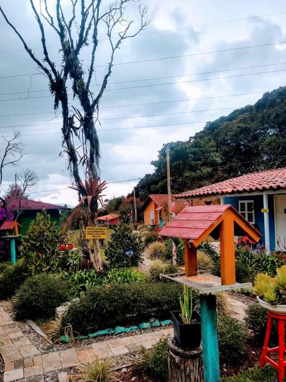 Un jardín fuera de Hospedaje Santaelena -chalets de montaña-