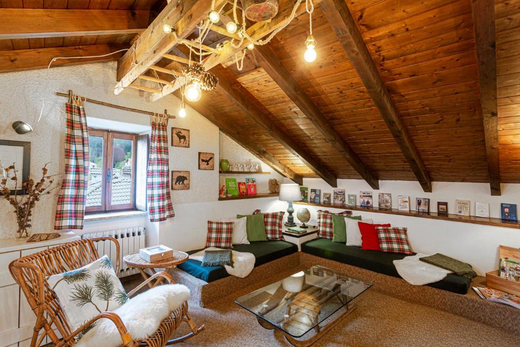 sala de estar con sofá y mesa en Sequoia Loft - Family Apartment Lago Maggiore, en Trarego Viggiona