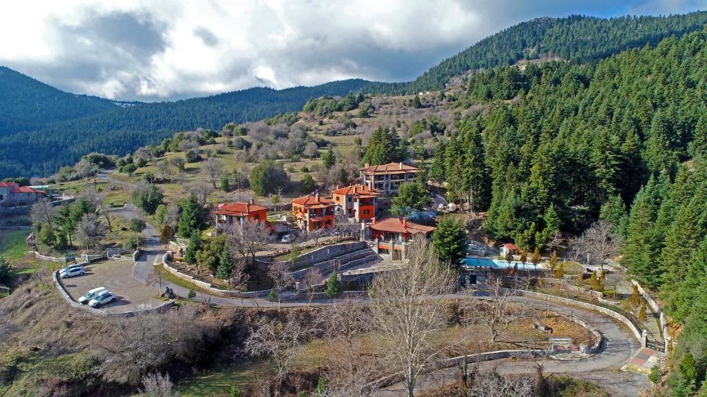 una vista aérea de un complejo en las montañas en CHALET ELATI, en Vitina