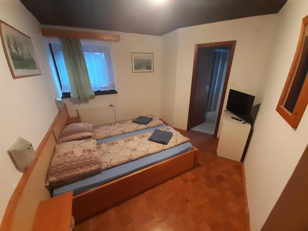 Postel nebo postele na pokoji v ubytování Rooms Barovc by the Lake Jasna