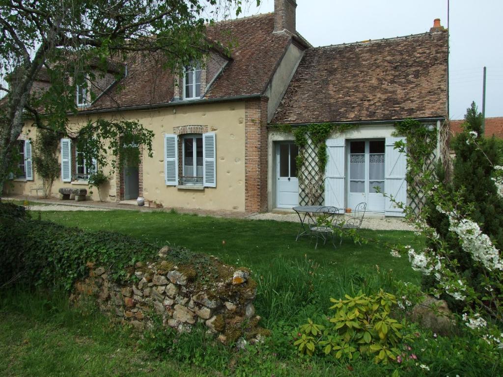 une maison dotée d'une cour verdoyante avec une pelouse dans l'établissement Le Saule Argenté, à La Villeneuve-au-Châtelot