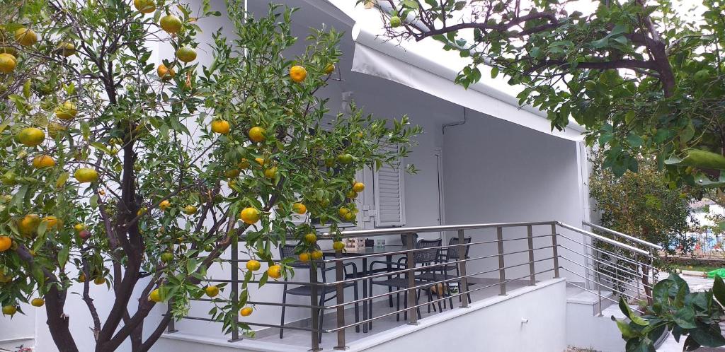 Balkon lub taras w obiekcie Lemonokipos, holiday house with private pool