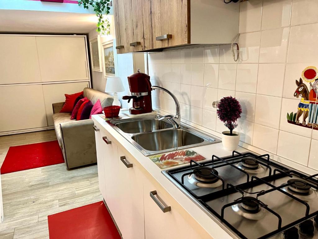 A kitchen or kitchenette at Le Chalet Palermo Centro
