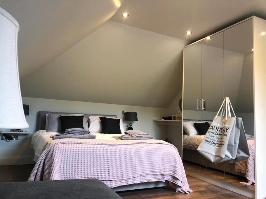 מיטה או מיטות בחדר ב-Muckruss Lodge Clonakilty An Oasis of Tranquility
