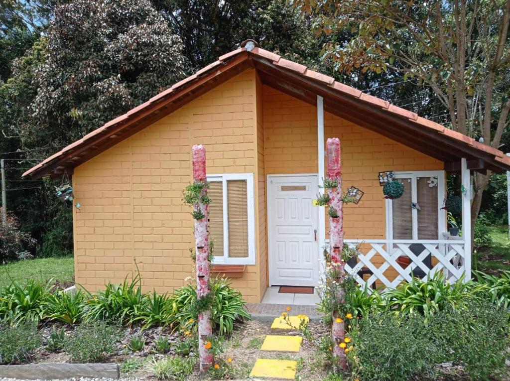 Un jardín fuera de Hospedaje Santaelena -chalets de montaña-