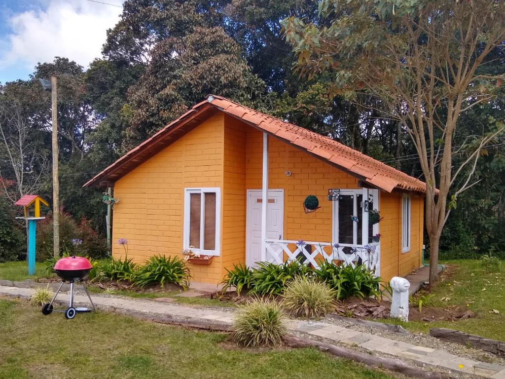Un jardín fuera de Hospedaje Santaelena -chalets de montaña-