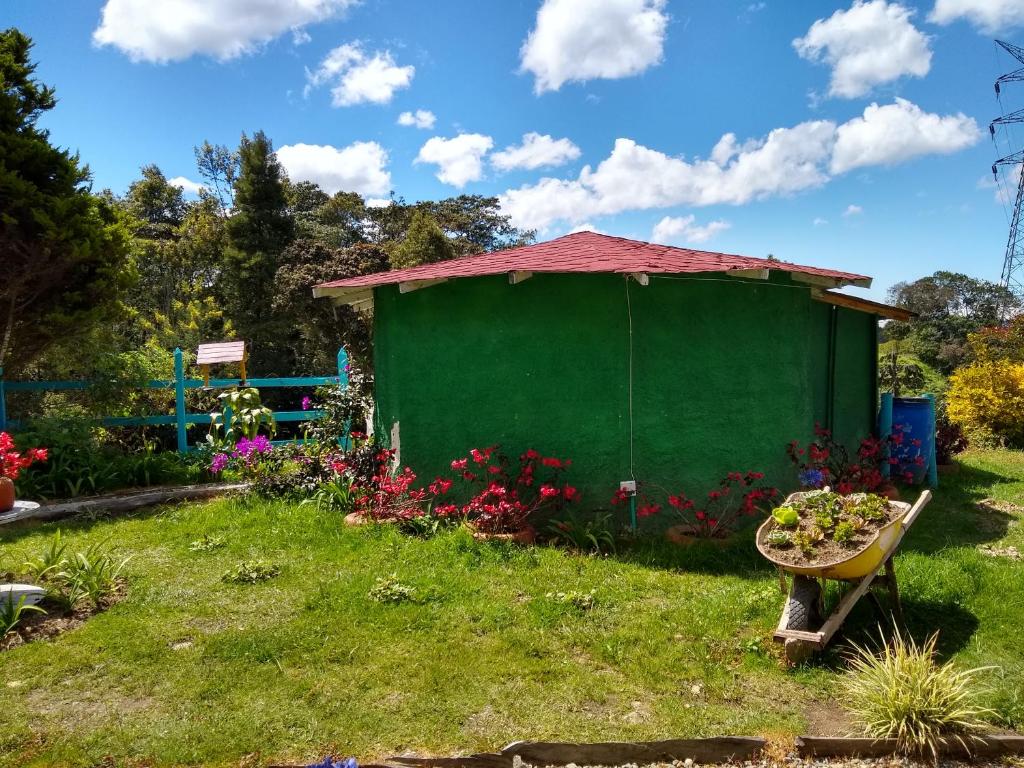 Un jardín fuera de Hospedaje Santaelena -chalets de montaña-