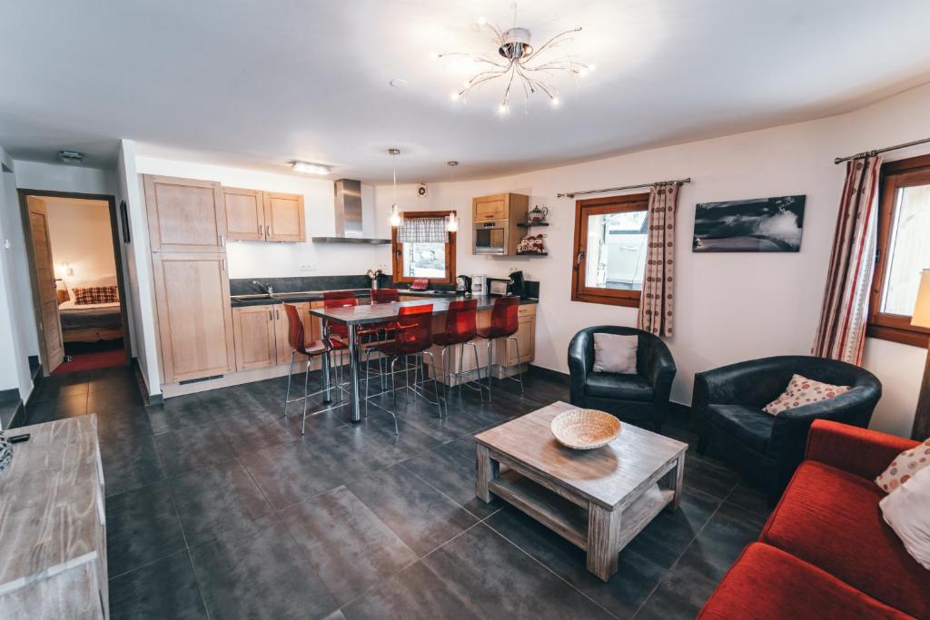 a living room with a couch and a table at Appartement Orion by ExplorHome in Tignes