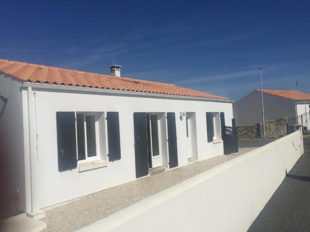 Το κτήριο όπου στεγάζεται  η παραθεριστική κατοικία