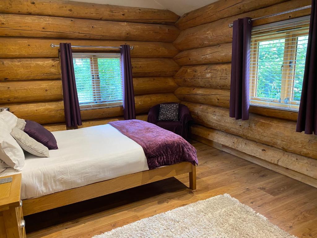 Postel nebo postele na pokoji v ubytování Ewes Water Log Cabins
