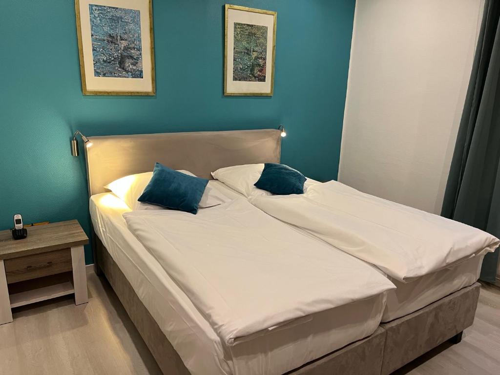 Postel nebo postele na pokoji v ubytování Hotel Aquarius Braunschweig