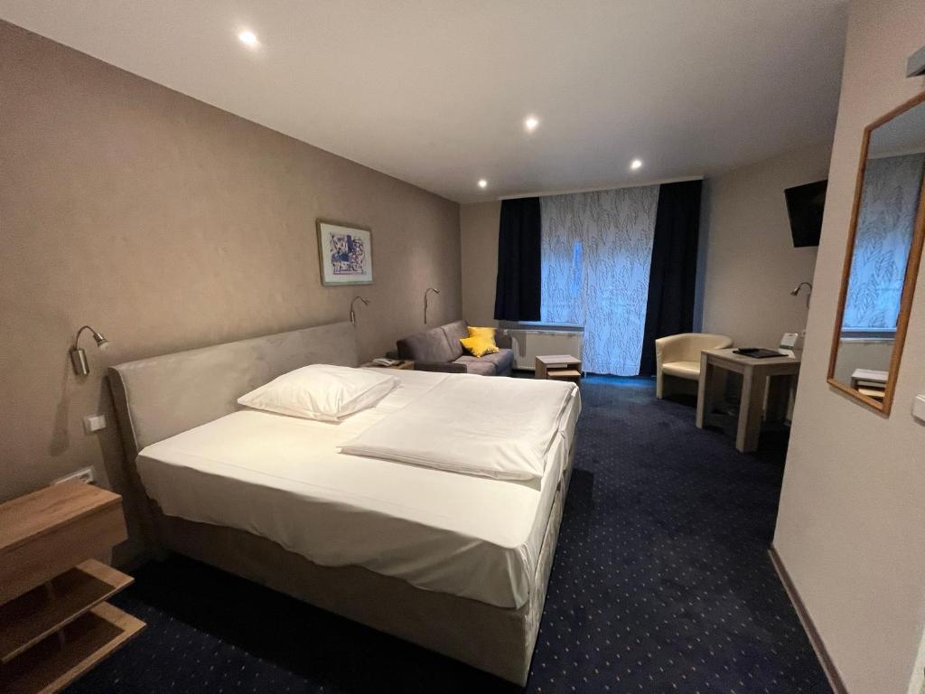 Postel nebo postele na pokoji v ubytování Hotel Aquarius Braunschweig