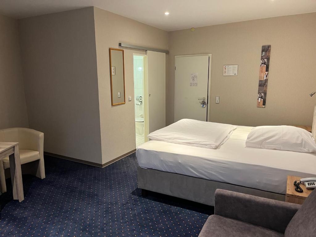 Postel nebo postele na pokoji v ubytování Hotel Aquarius Braunschweig