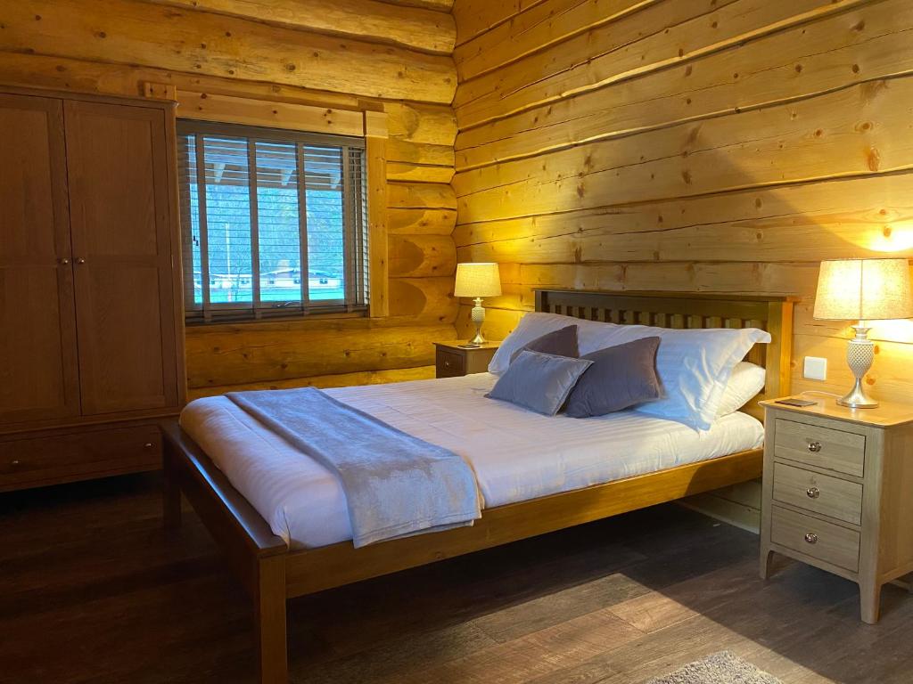 Postel nebo postele na pokoji v ubytování Ewes Water Log Cabins