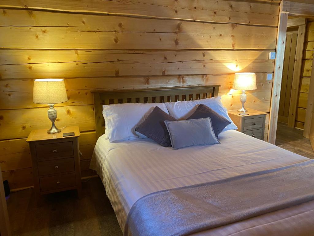 Postel nebo postele na pokoji v ubytování Ewes Water Log Cabins