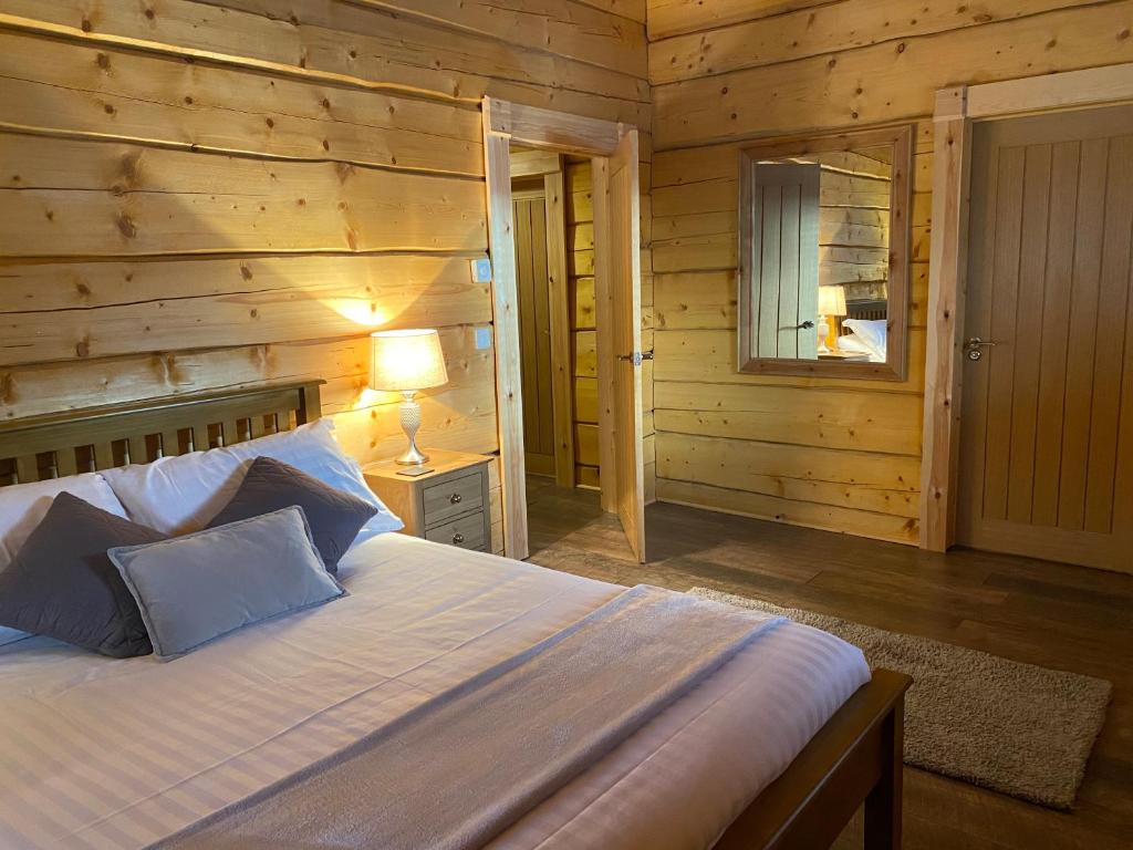 Postel nebo postele na pokoji v ubytování Ewes Water Log Cabins