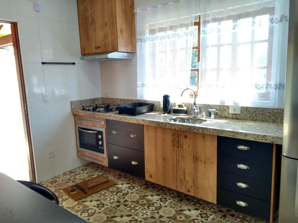 Casa MAGNÍFICA a 1 Km do centrinho com Suíte e Hidro - Casa De Tres Dormitorios
