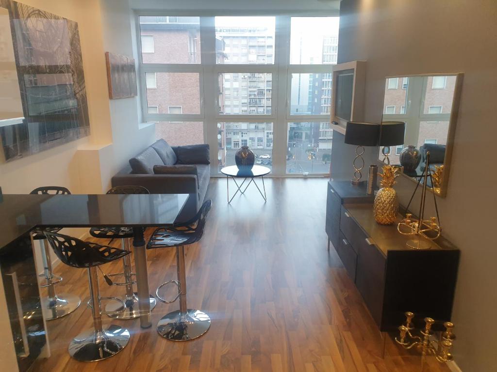 A television and/or entertainment centre at Michelangelo 30 apartamento moderno vicino Bosco Verticale
