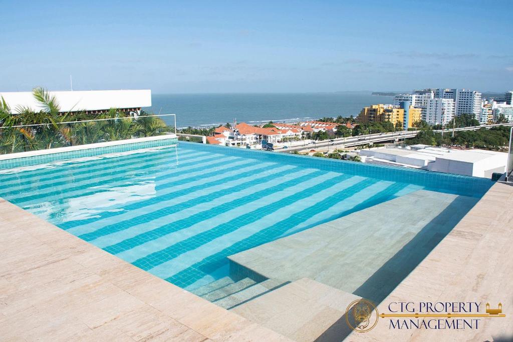 una gran piscina en la parte superior de un edificio en Martinique Cartagena, Beautiful 1 & 2 Bedroom Apartments, en Cartagena de Indias
