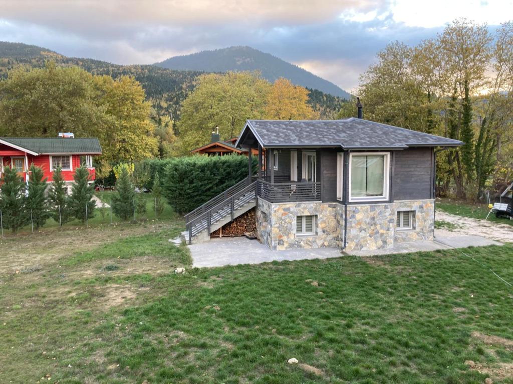 una casa con una fundación de piedra y un techo en Atmospherico en Karpenísion