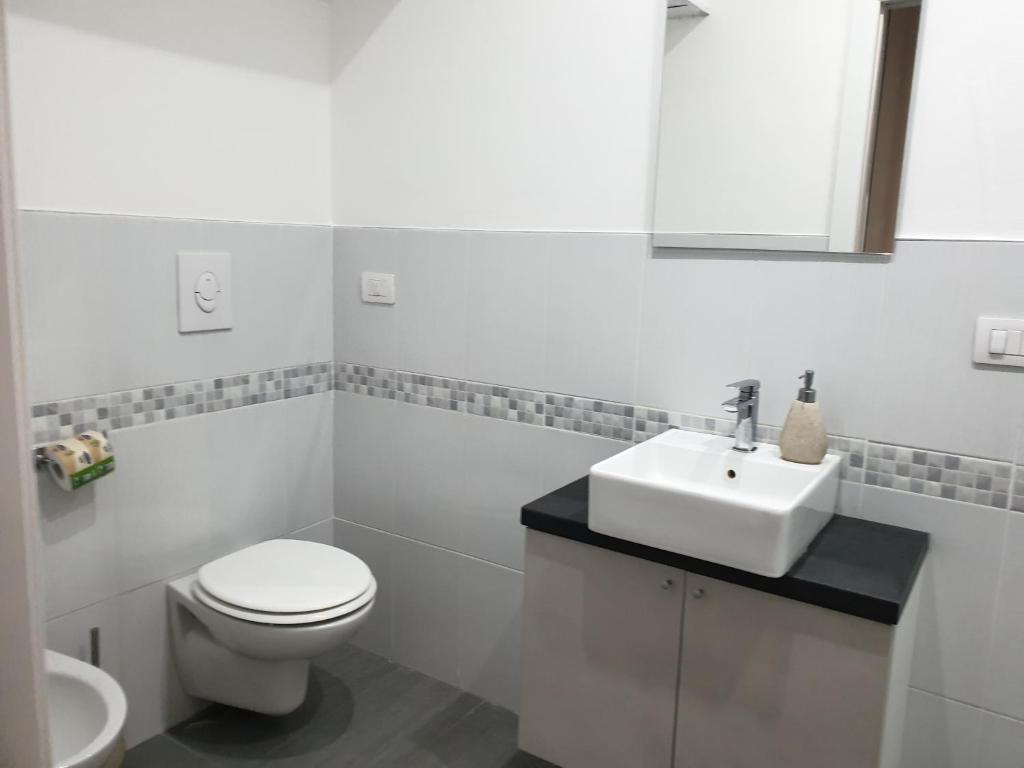 A bathroom at Michelangelo 30 apartamento moderno vicino Bosco Verticale