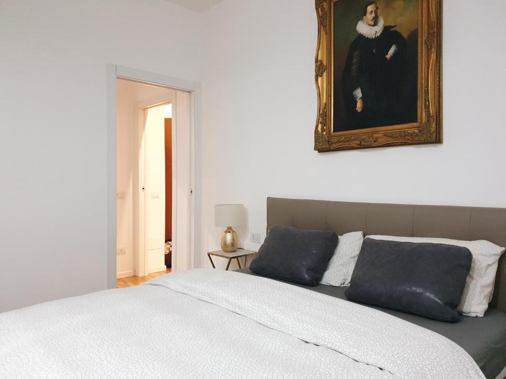 A bed or beds in a room at Michelangelo 30 apartamento moderno vicino Bosco Verticale