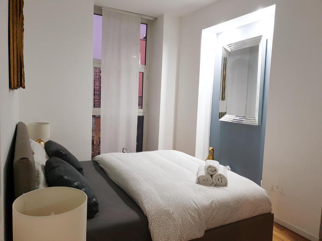 A bed or beds in a room at Michelangelo 30 apartamento moderno vicino Bosco Verticale