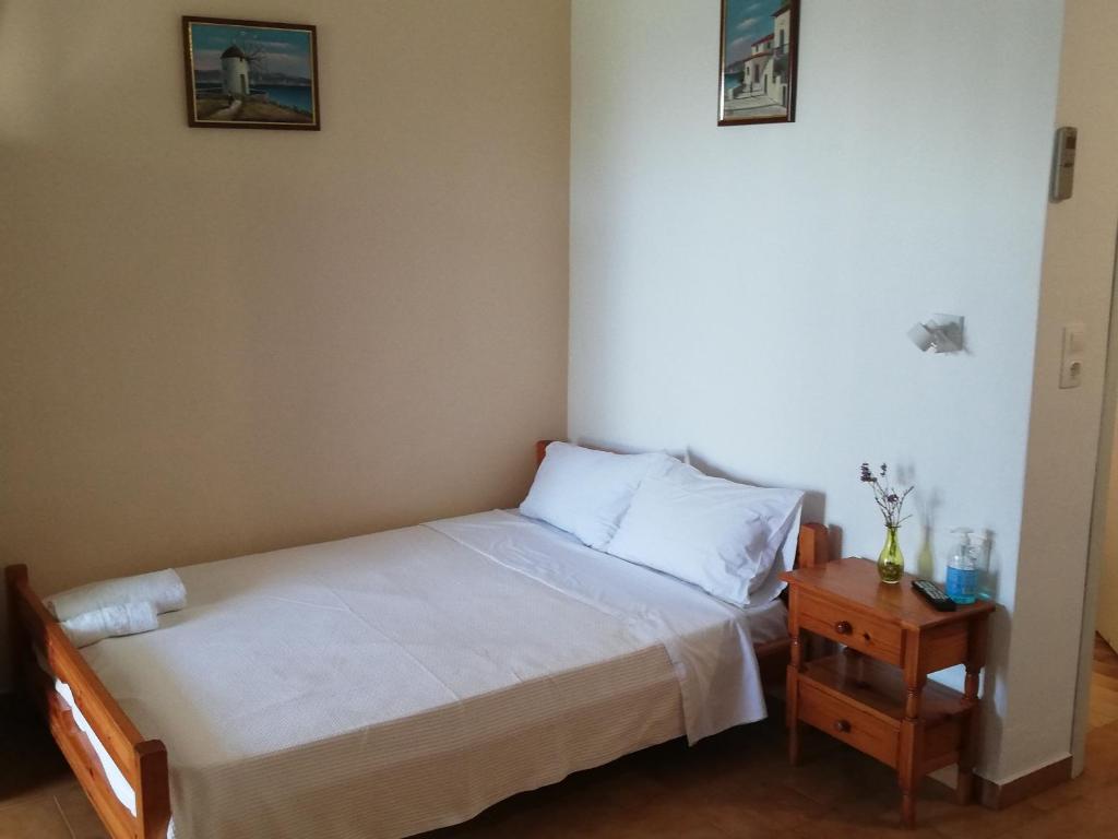 Łóżko lub łóżka w pokoju w obiekcie Pansion Katerina Skyros
