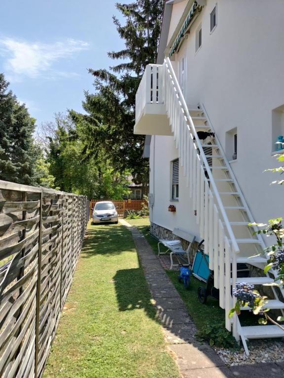 Vonkajšia záhrada v ubytovaní Kardos Residence Siófok