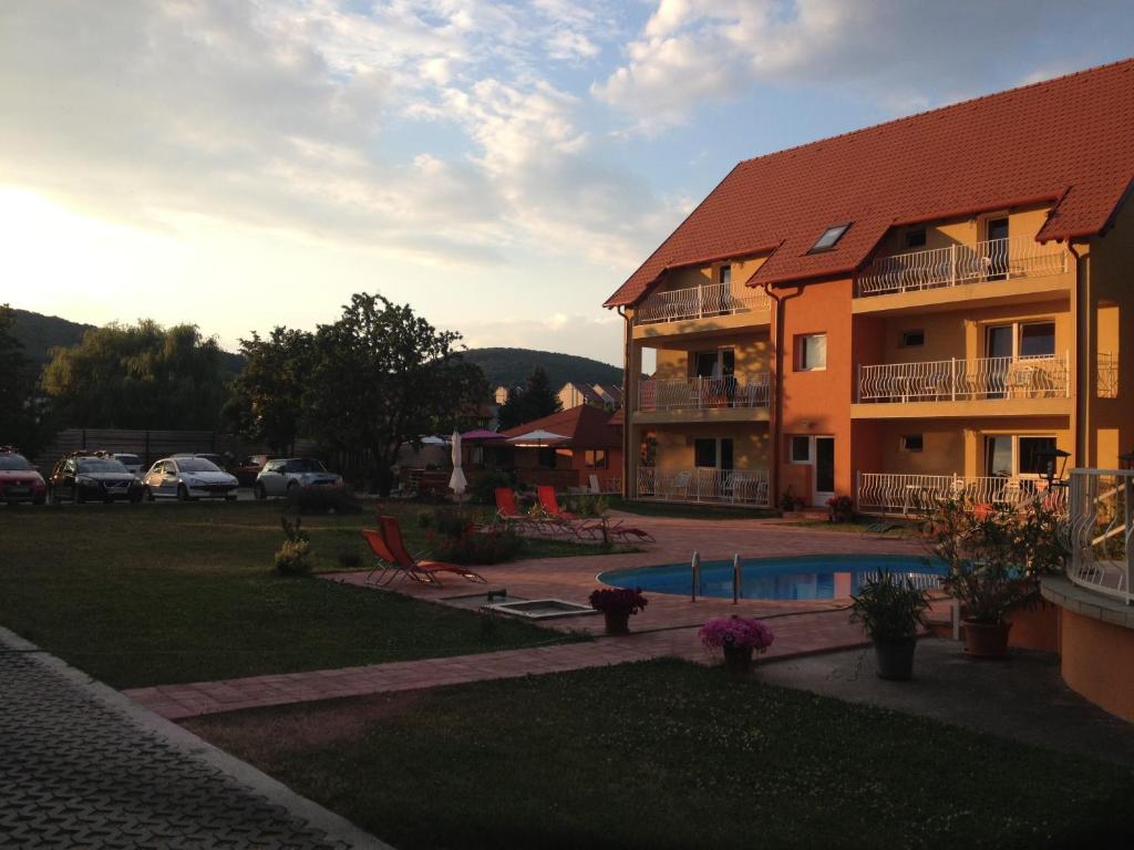 un edificio de apartamentos con piscina y patio en Andrea Pansio en Balatonfüred