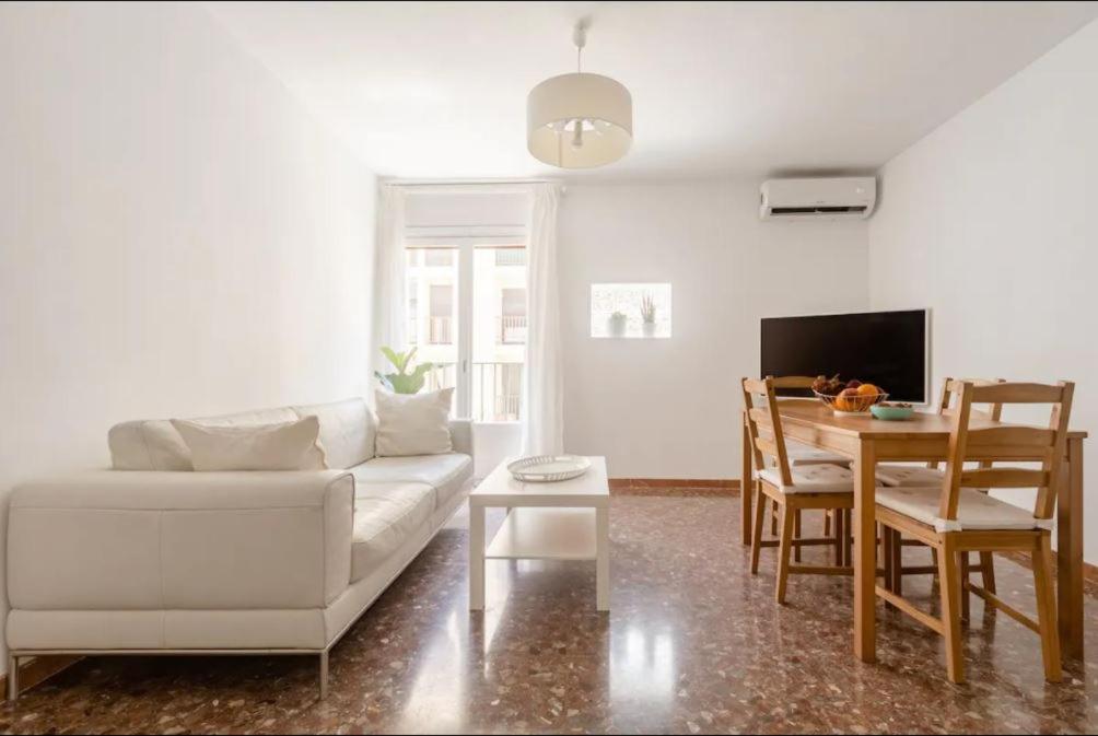 sala de estar con sofá blanco y mesa en ALOHALACANT Piso nuevo en la Playa y en el Ayuntamiento, en Alicante