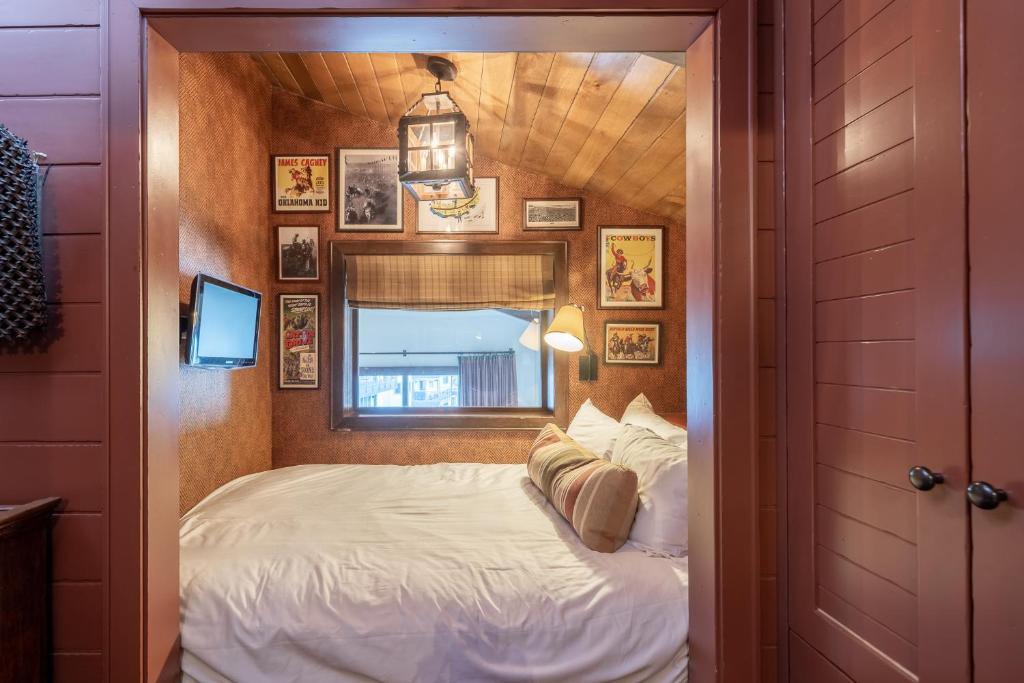 Postel nebo postele na pokoji v ubytování Lodge at Vail Condominiums