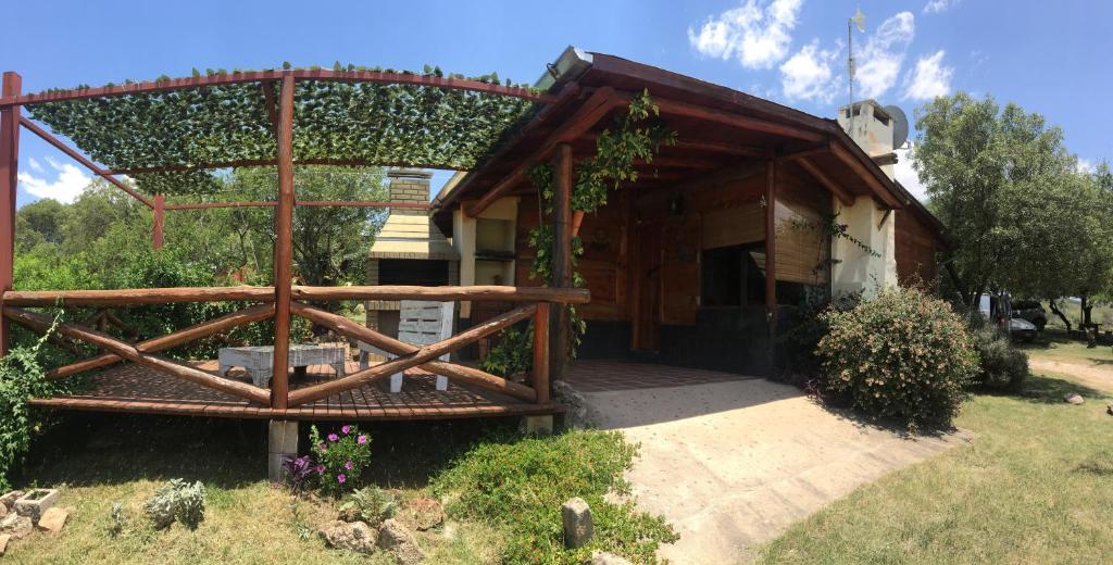 a house with a pergola in front of it at Cabatanti in Tanti