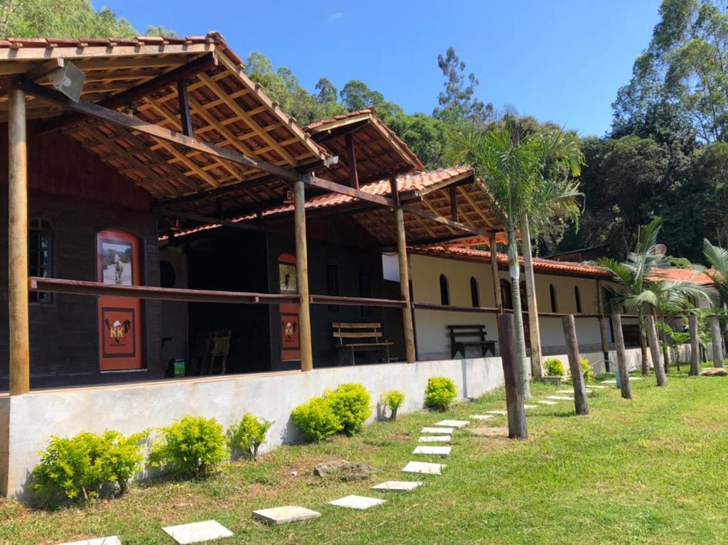 Un edificio con palmeras delante. en POUSADA HARAS K&k, en Pinhalzinho