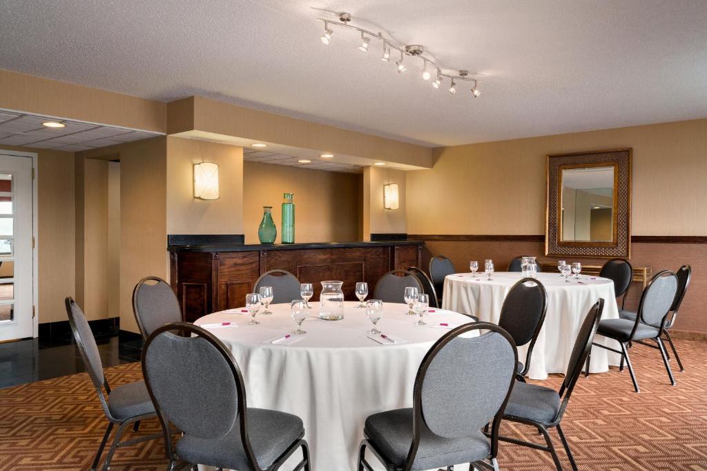 Restaurace v ubytování Crowne Plaza Englewood by IHG