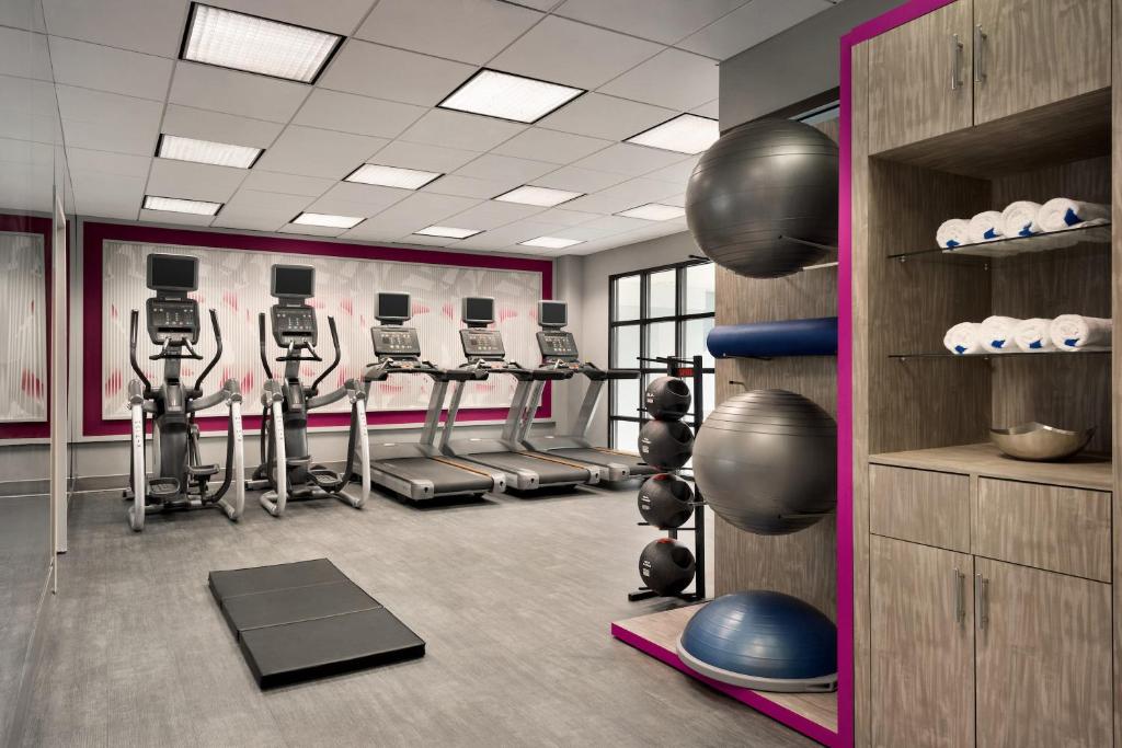 Fitness centrum a/nebo fitness zařízení v ubytování Crowne Plaza Englewood by IHG