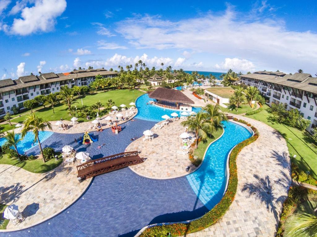 uma vista aérea de um resort com duas piscinas em Flat Beach Class Resort Muro Alto em Porto de Galinhas