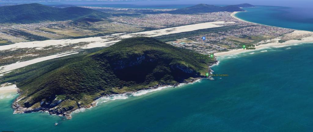 une île dans l'océan à côté d'une plage dans l'établissement Beach House Nascer do Sol, à Florianópolis