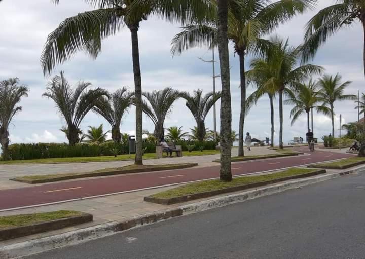 eine Straße mit Palmen am Straßenrand in der Unterkunft Vila Caiçara - Praia Grande in Praia Grande