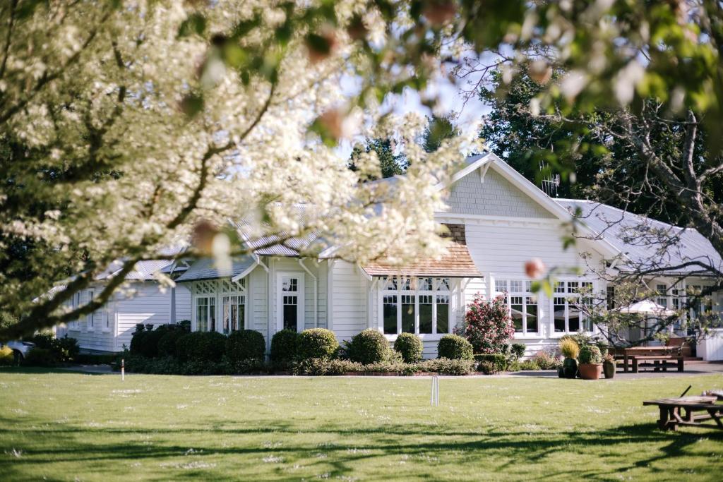 una casa blanca con una mesa de picnic delante de ella en Wallingford Homestead, en Wallingford