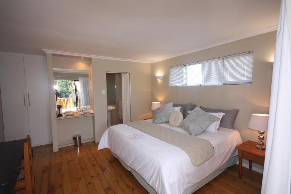 ein Schlafzimmer mit einem großen weißen Bett und einem Fenster in der Unterkunft Tri-Angle B&B and Guesthouse in Adelaide