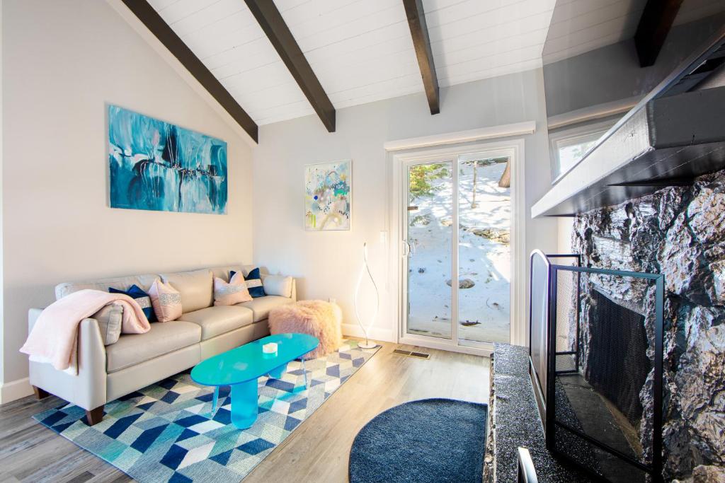 uma sala de estar com um sofá e uma lareira em Arrowhead Aerie em Lake Arrowhead