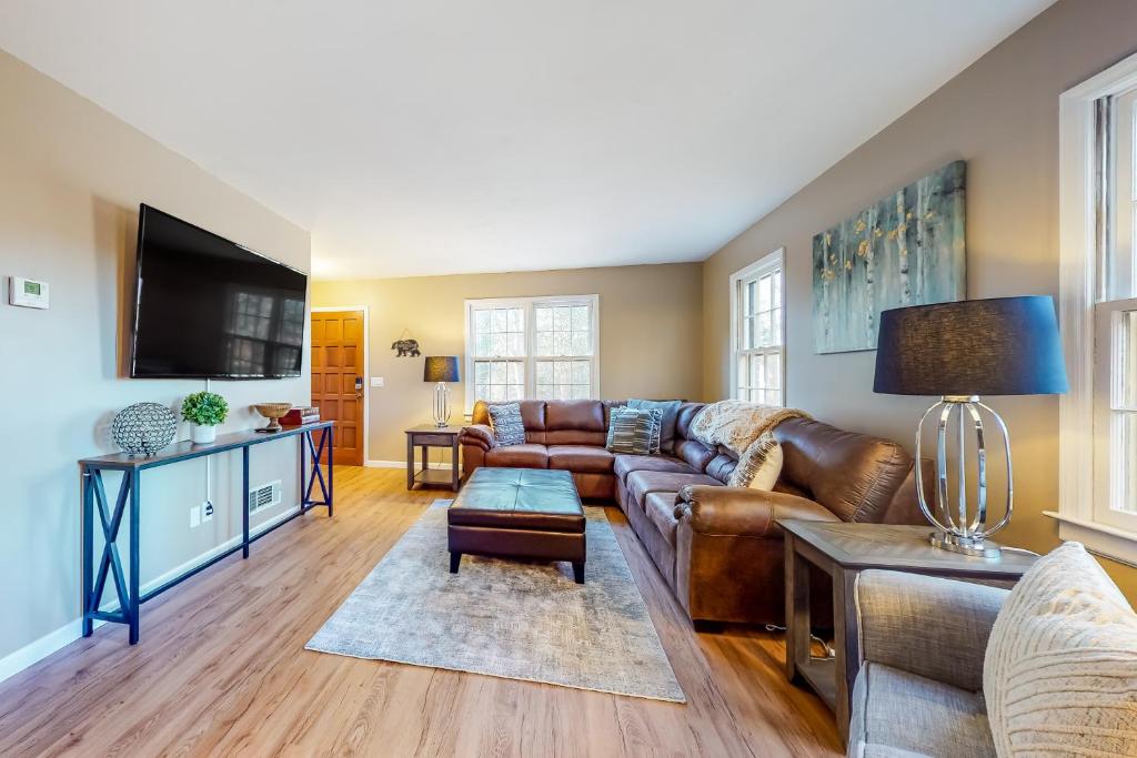 a living room with a couch and a tv at On The Berg in Helen