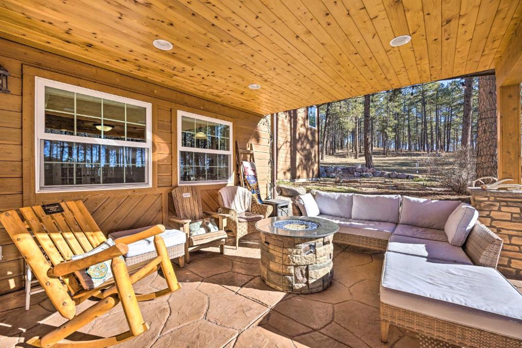 Peaceful Home in the Pines with Treehouse!