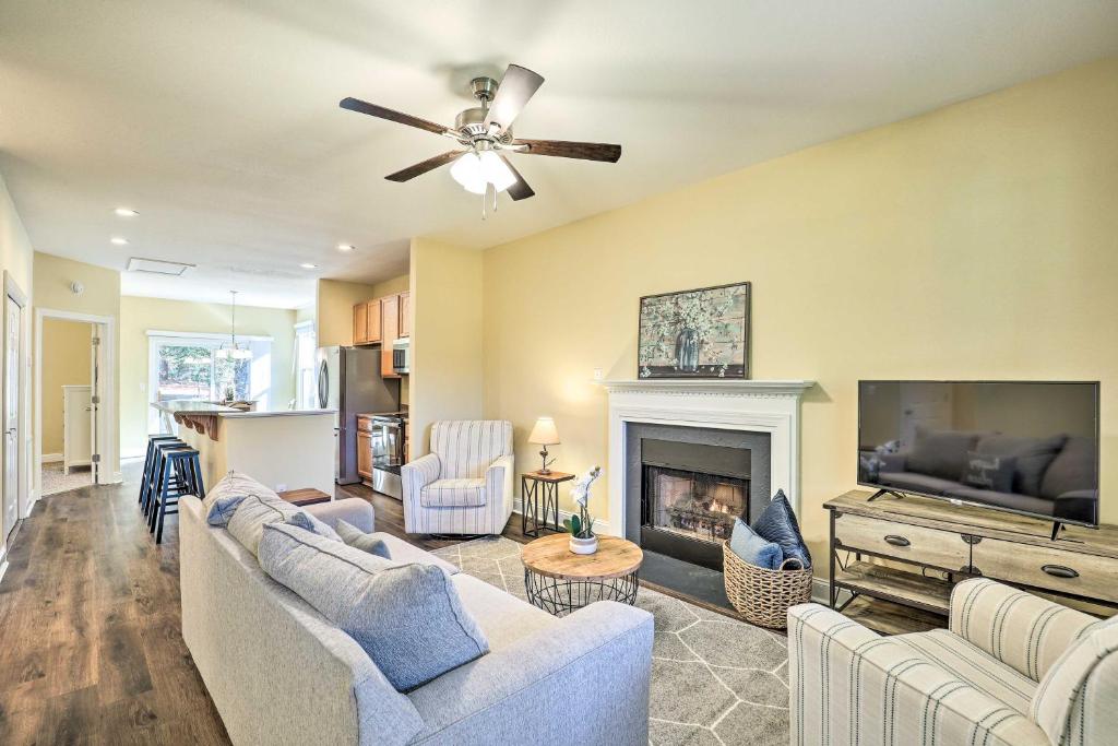 Holiday home Charming Flat Rock Townhome with OnSite Trails, USA