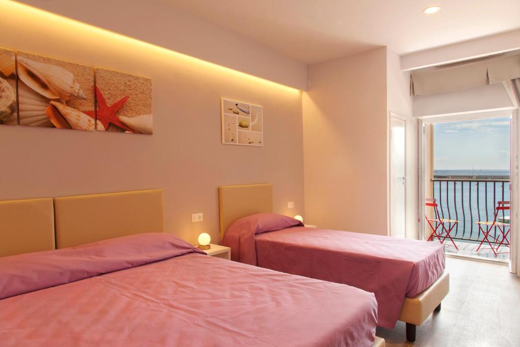 Łóżko lub łóżka w pokoju w obiekcie Hotel l'Approdo
