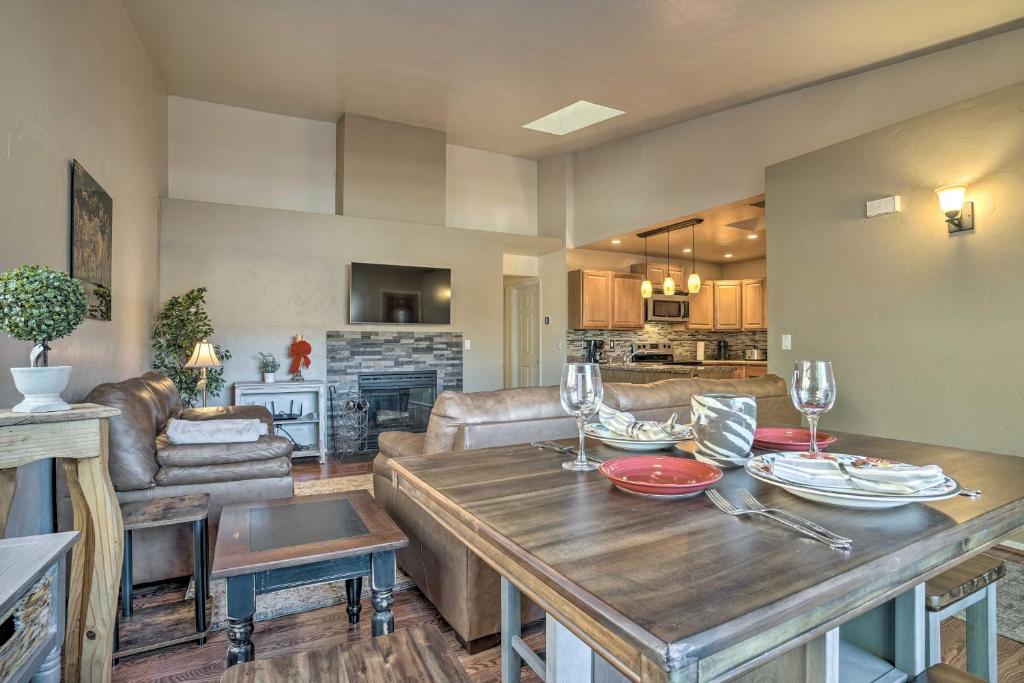 Il comprend une cuisine et un salon avec une table en bois. dans l'établissement Pet-Friendly Prescott Townhome with Fireplace!, à Prescott