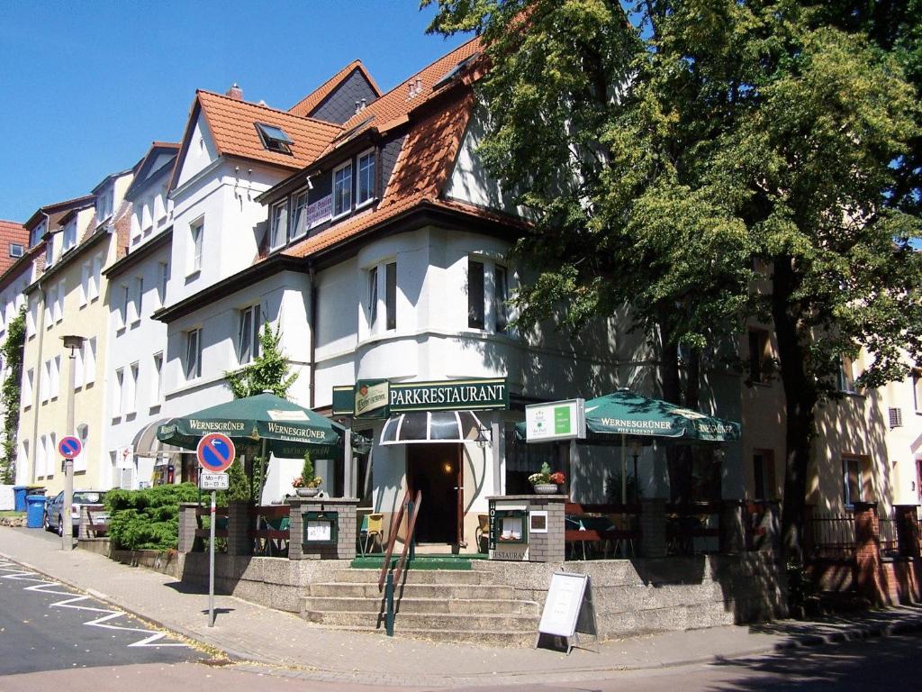 un edificio en la esquina de una calle en Hotel Am Park, en Merseburgo