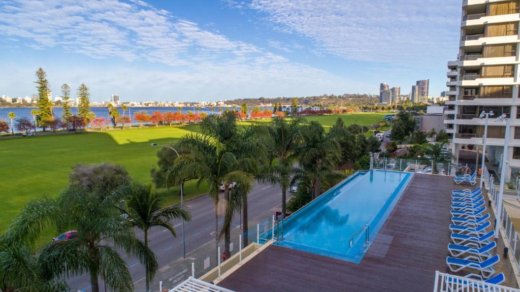 uma vista aérea de uma piscina num resort em Crowne Plaza Perth, an IHG Hotel em Perth